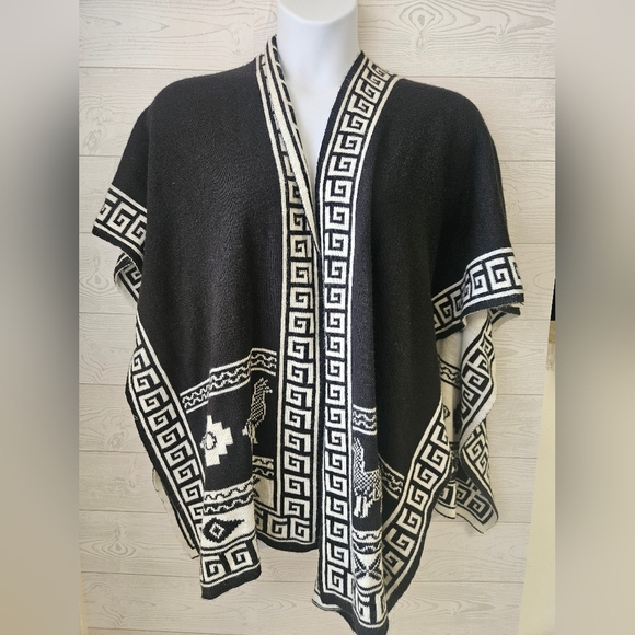 Alpaca Reversible Shawl - Women's Ruana Wrap - Black and White, Peru - Picture 4 of 6